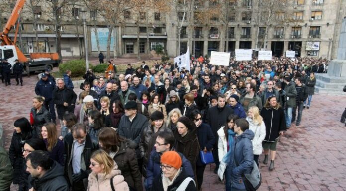 Naučnici protestvovali ispred Filozofskog fakulteta u Beogradu