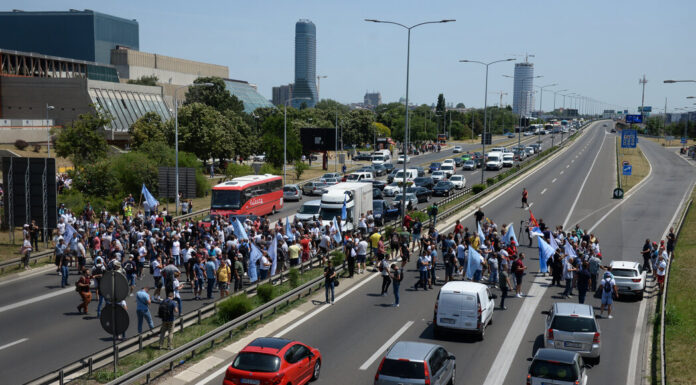 Radnici Fijata blokirali auto-put u Beogradu kod Sava centra