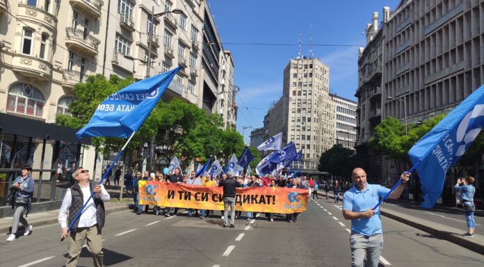 Performansom i polaganjem cveća na spomenik Tucoviću, Savez i Sindikat Beograda obeležili Praznik rada